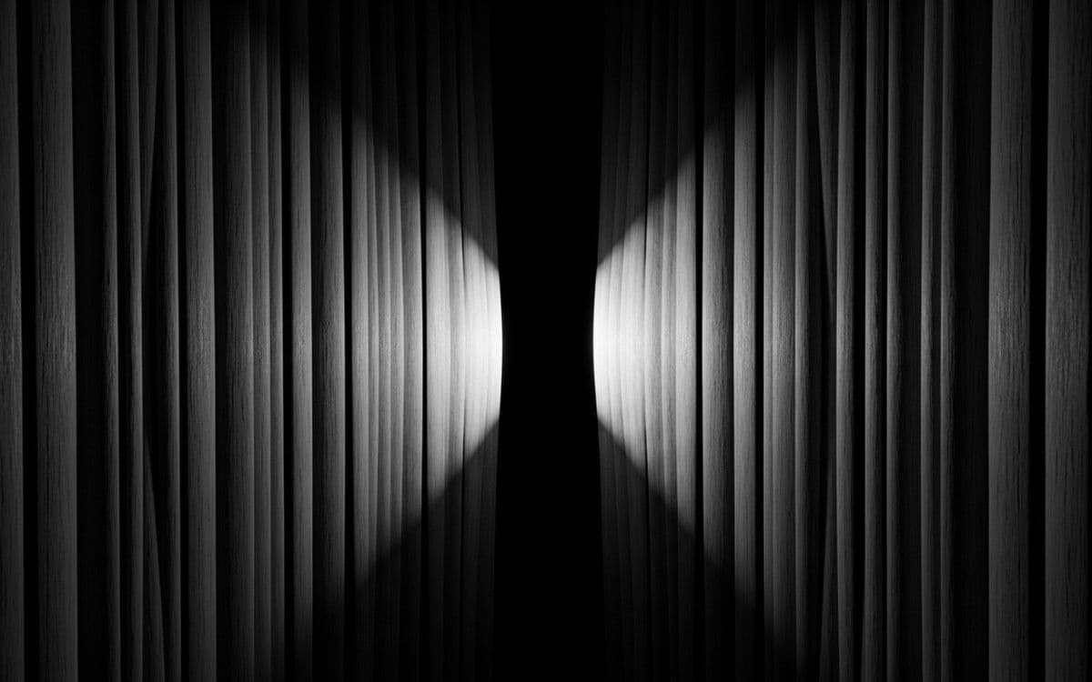 Vertical fins parting around a band of light